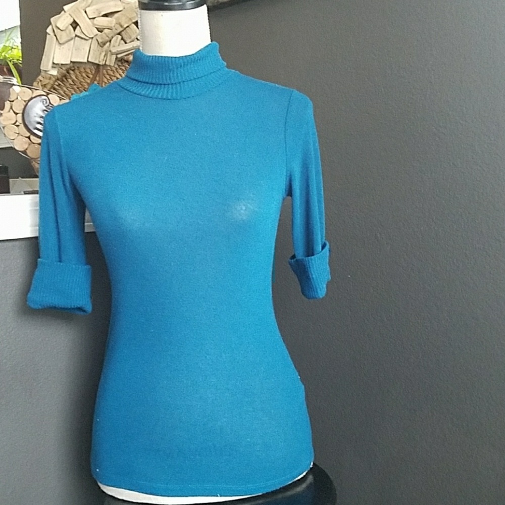 Cute flattering stretch knit light weight sweater